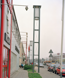 838584 Afbeelding van de moderne straatverlichting langs de Europalaan te Utrecht, ter hoogte van de Decimalaan (links).